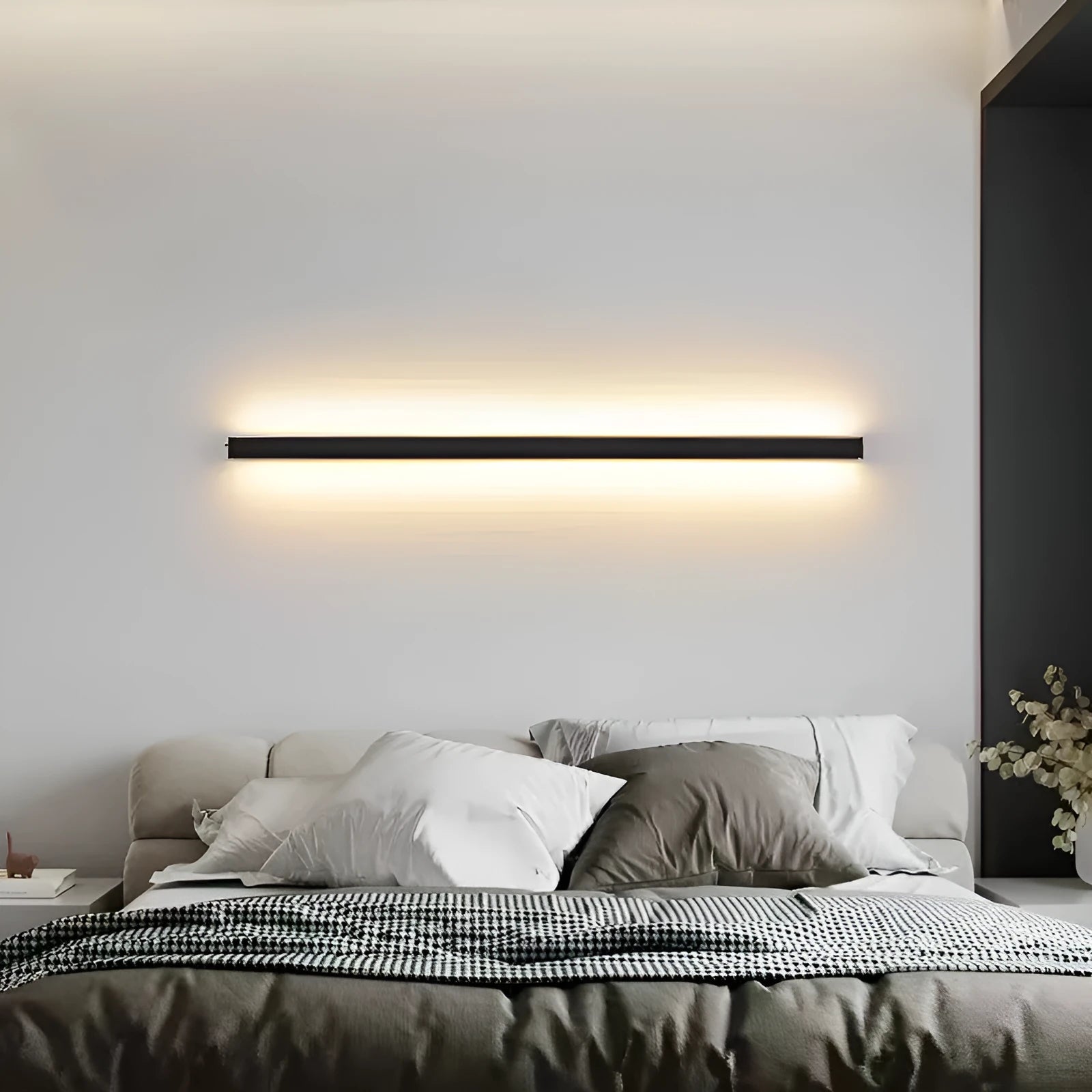 80 cm long black aluminium LED wall lamp with a PC shade and touch control for three colour temperatures.
