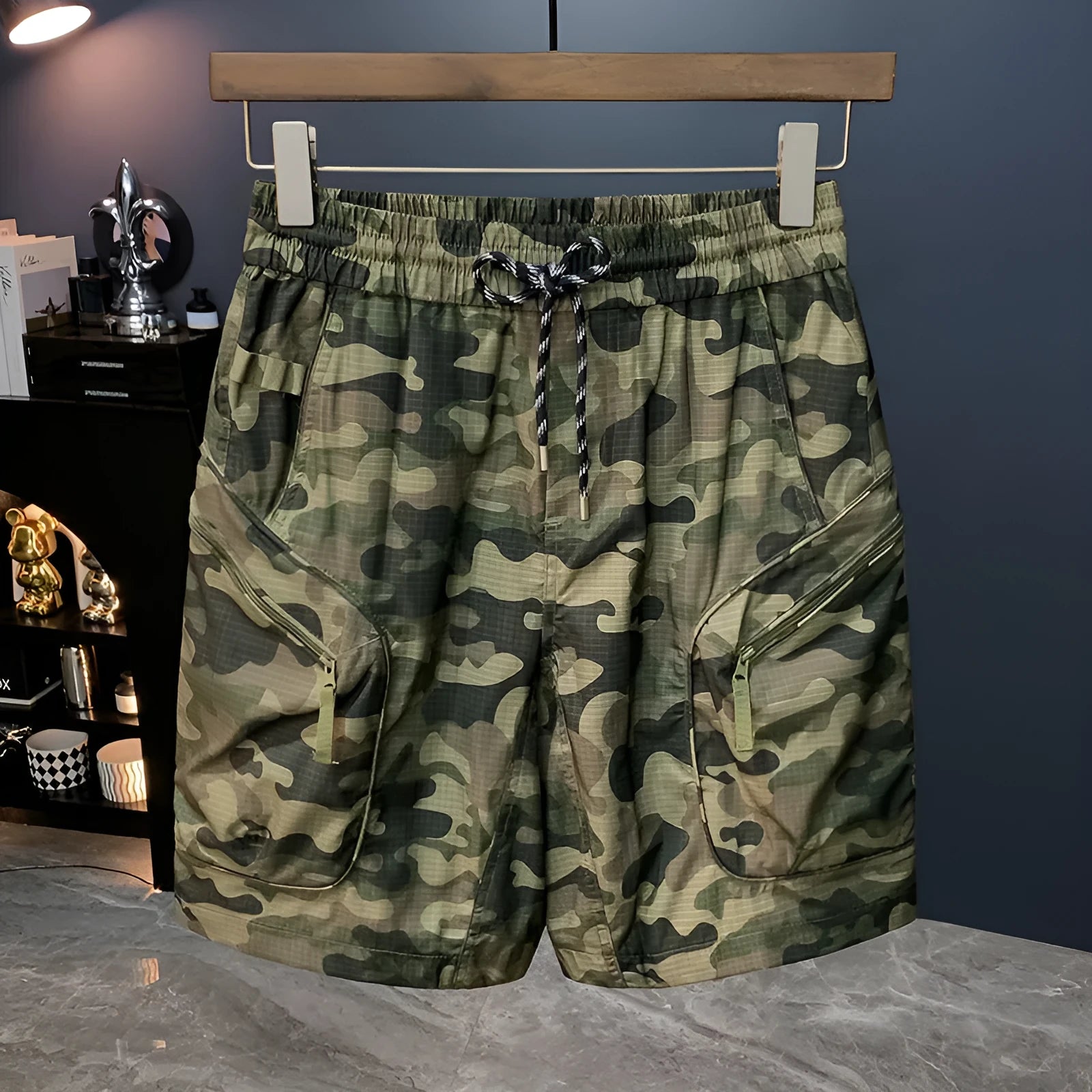 Men's camouflage cargo shorts with cargo pockets in loose fit design