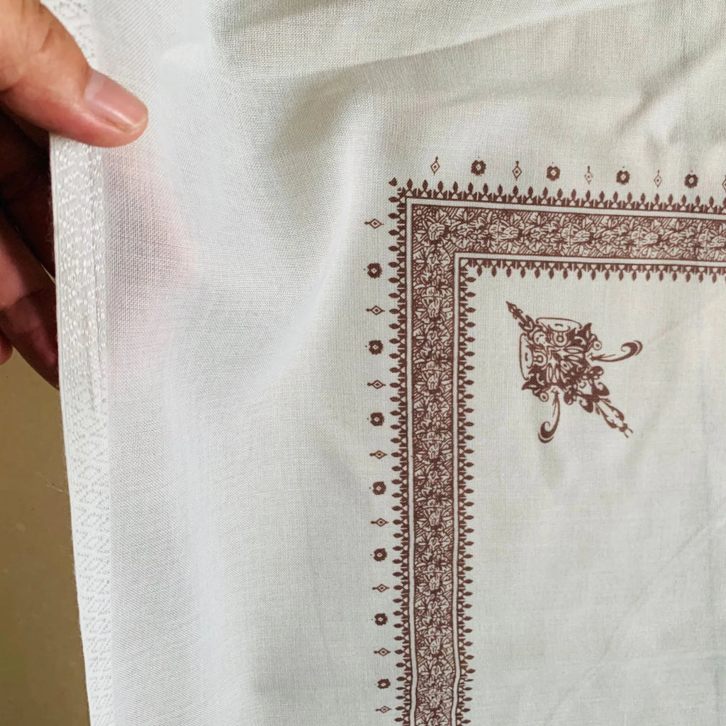 Printed square scarf in coffee colour on adult man, 138x138cm polyester fabric