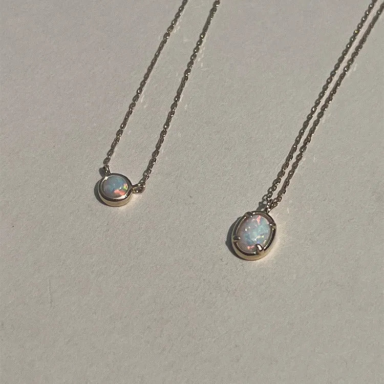 Oval geometric pendant necklace in S925 silver with gold or white gold plating on model