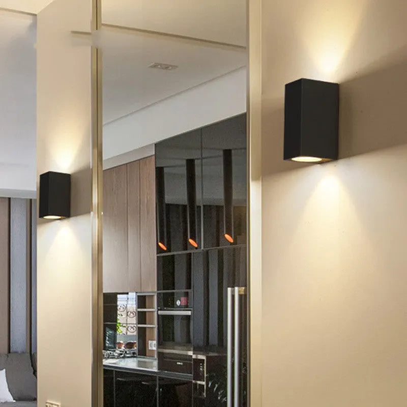 Black aluminium LED wall lamp with glass diffuser for indoor ceiling or wall mounting