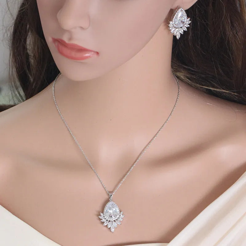 Blue bridal banquet jewellery set with necklace featuring a centrepiece pendant and matching bracelet.