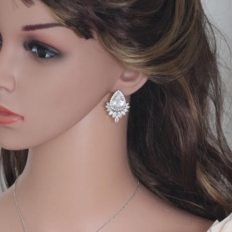 Blue bridal banquet jewellery set with necklace featuring a centrepiece pendant and matching bracelet.