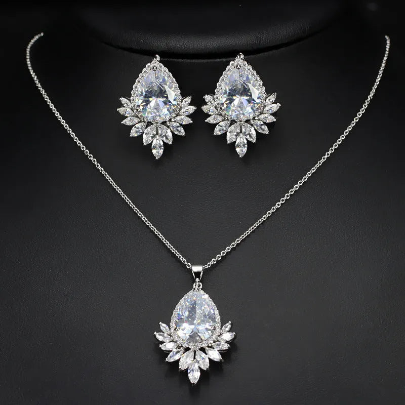 Blue bridal banquet jewellery set with necklace featuring a centrepiece pendant and matching bracelet.