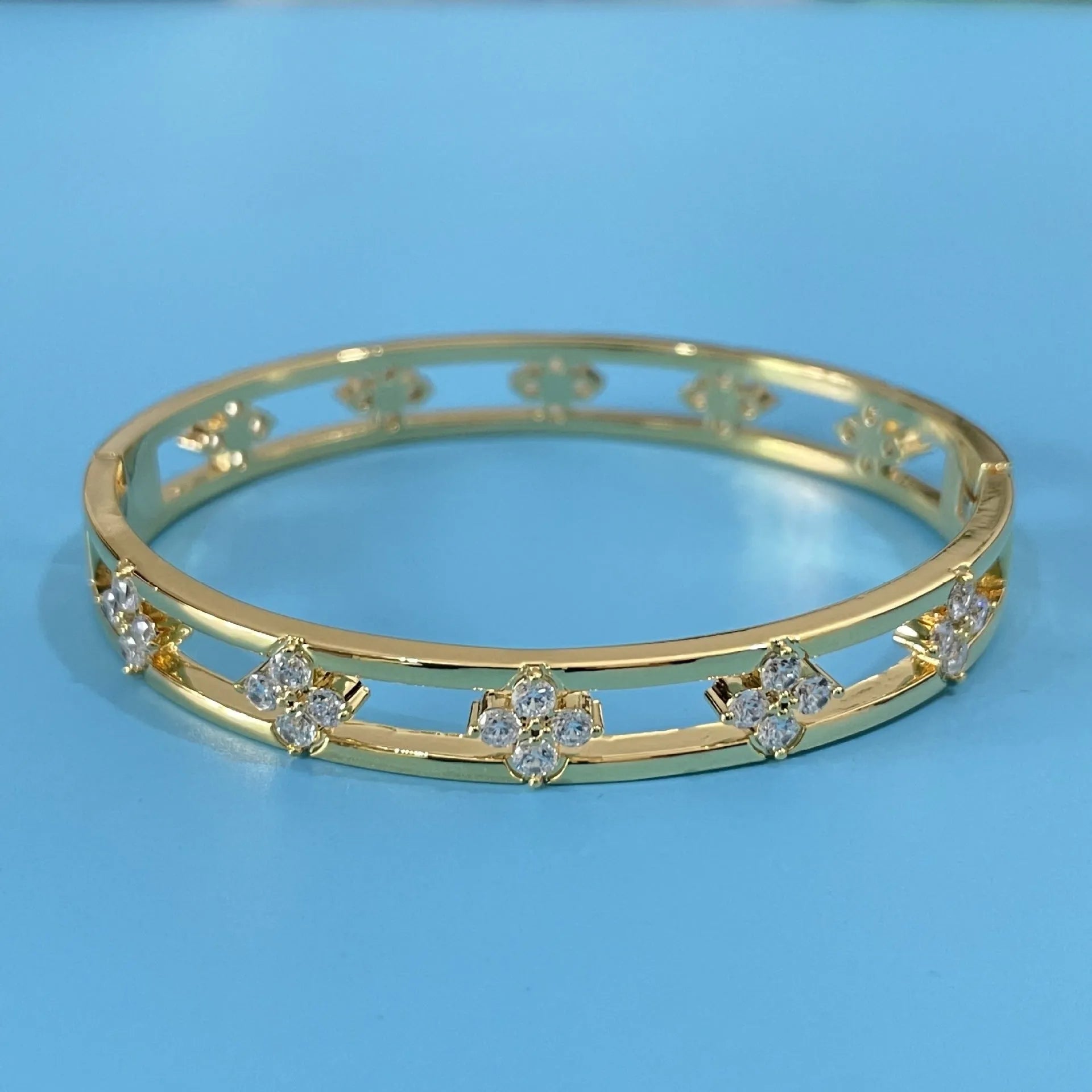 Women's hollow bracelet with zircon four-leaf clover design in gold or silver