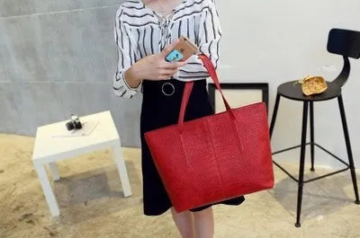 Simple black leather crossbody shoulder bag for spring summer fashion