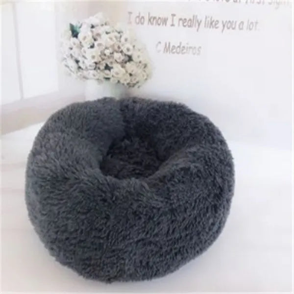 Round long-hairy pet bed in soft plush with 4cm pile, non-slip bottom, suitable for cats and dogs