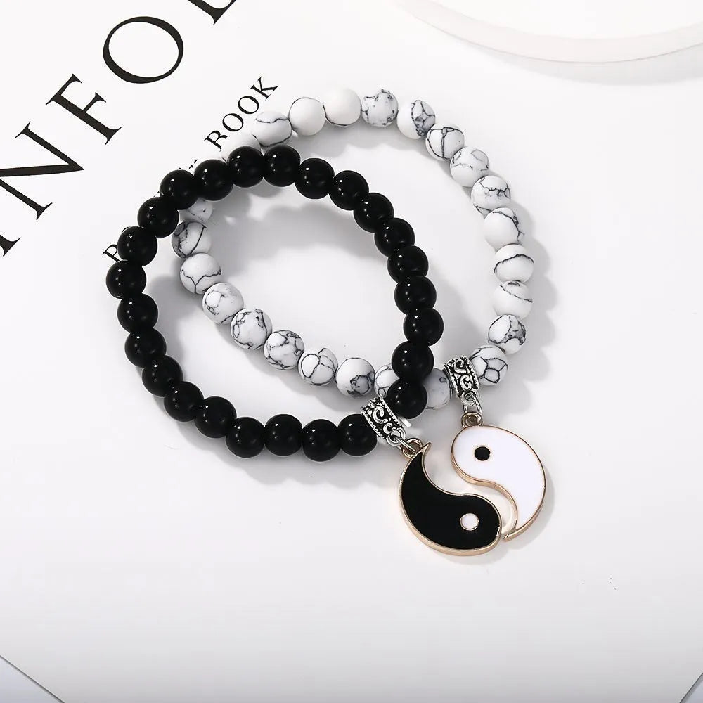 Geometric eight-diagram shaped alloy bracelet with electroplated finish