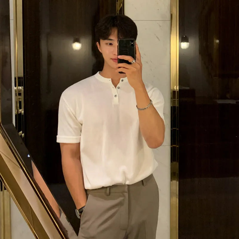 Man wearing a black thin slim-fit ice silk knitted short-sleeved bottoming shirt.