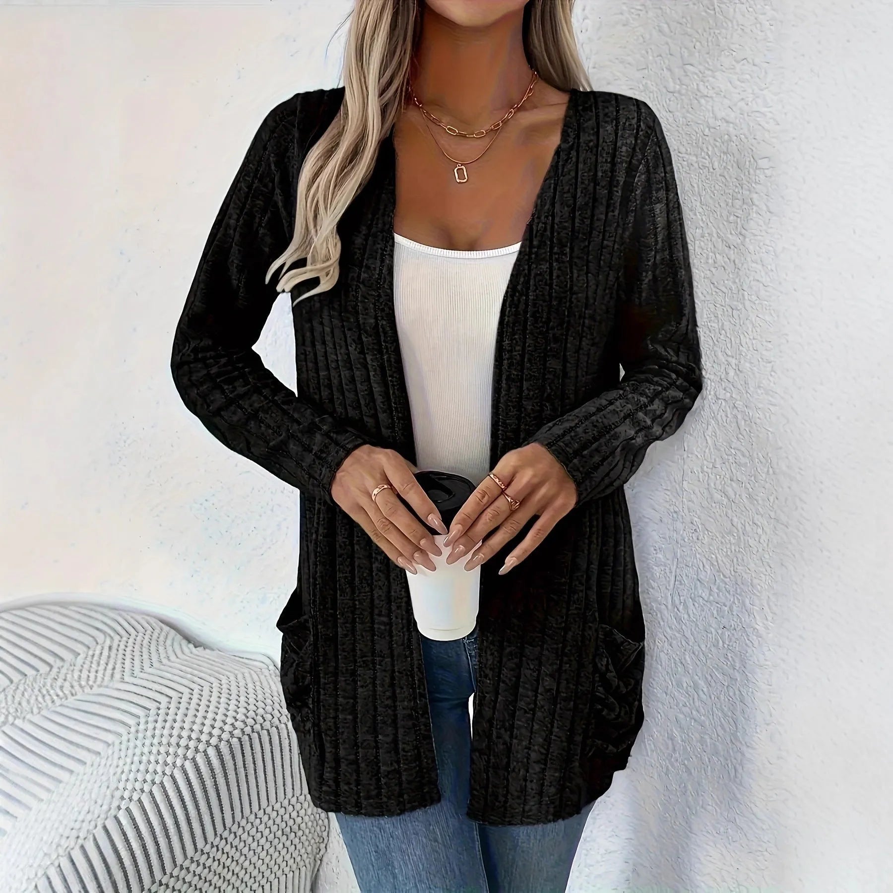 Men's solid colour long sleeve cardigan with front pockets in loose fit polyester knitwear
