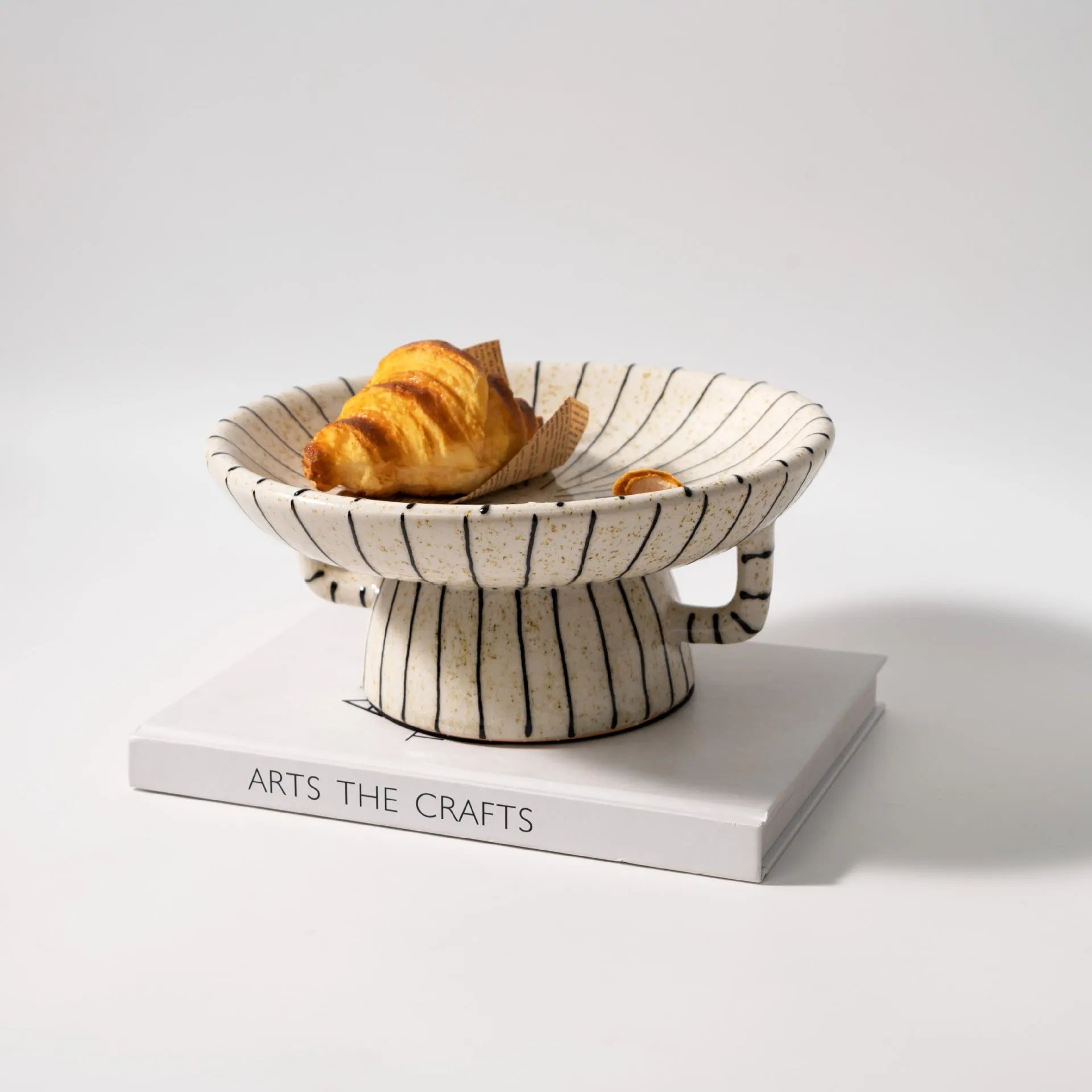 Black and white striped synthetic resin fruit plate with retro geometric pattern