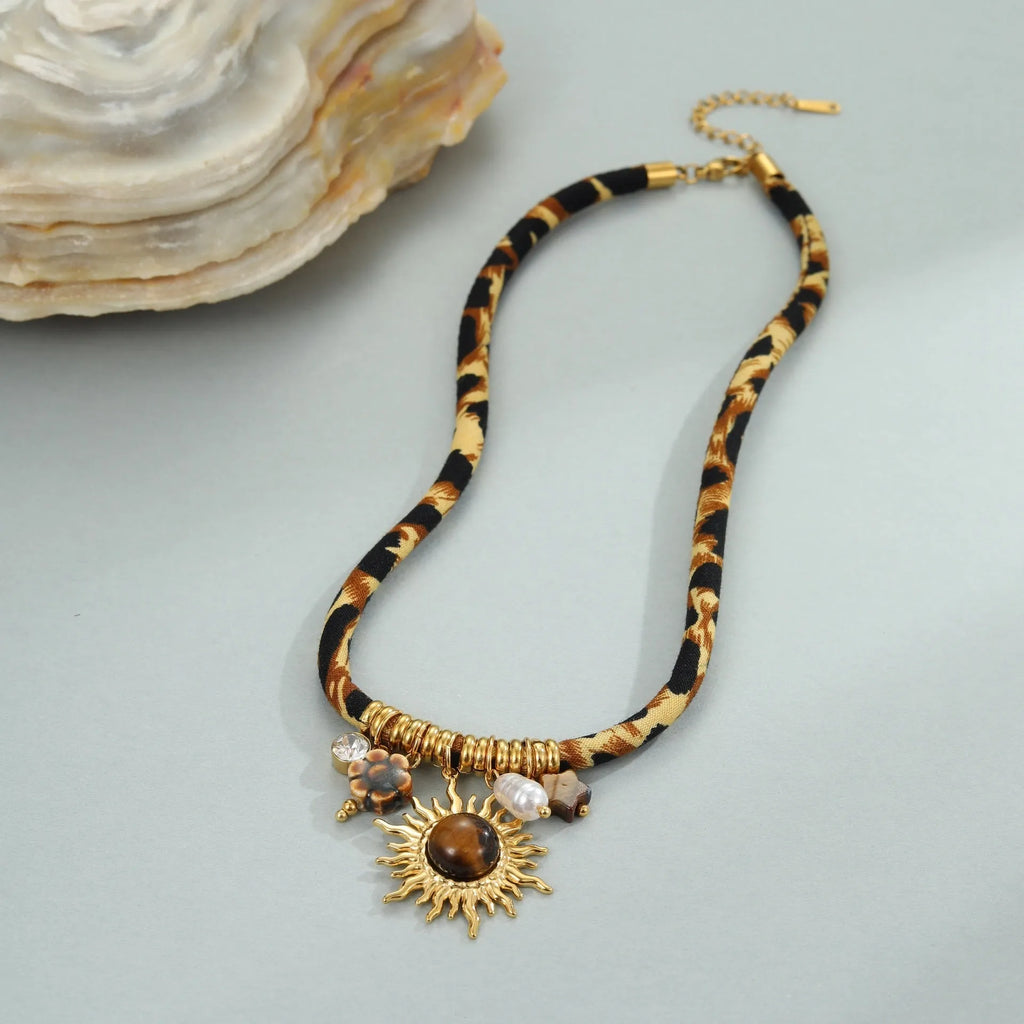 Stainless steel geometric leopard necklace for women with adjustable 41-50cm chain length