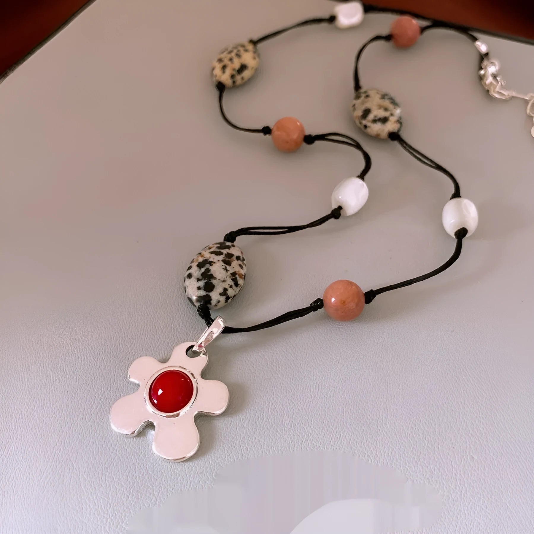 Stone shell beaded flower pendant necklace on adjustable clavicle chain, electroplated alloy, silver-gold colour, simple ethnic style