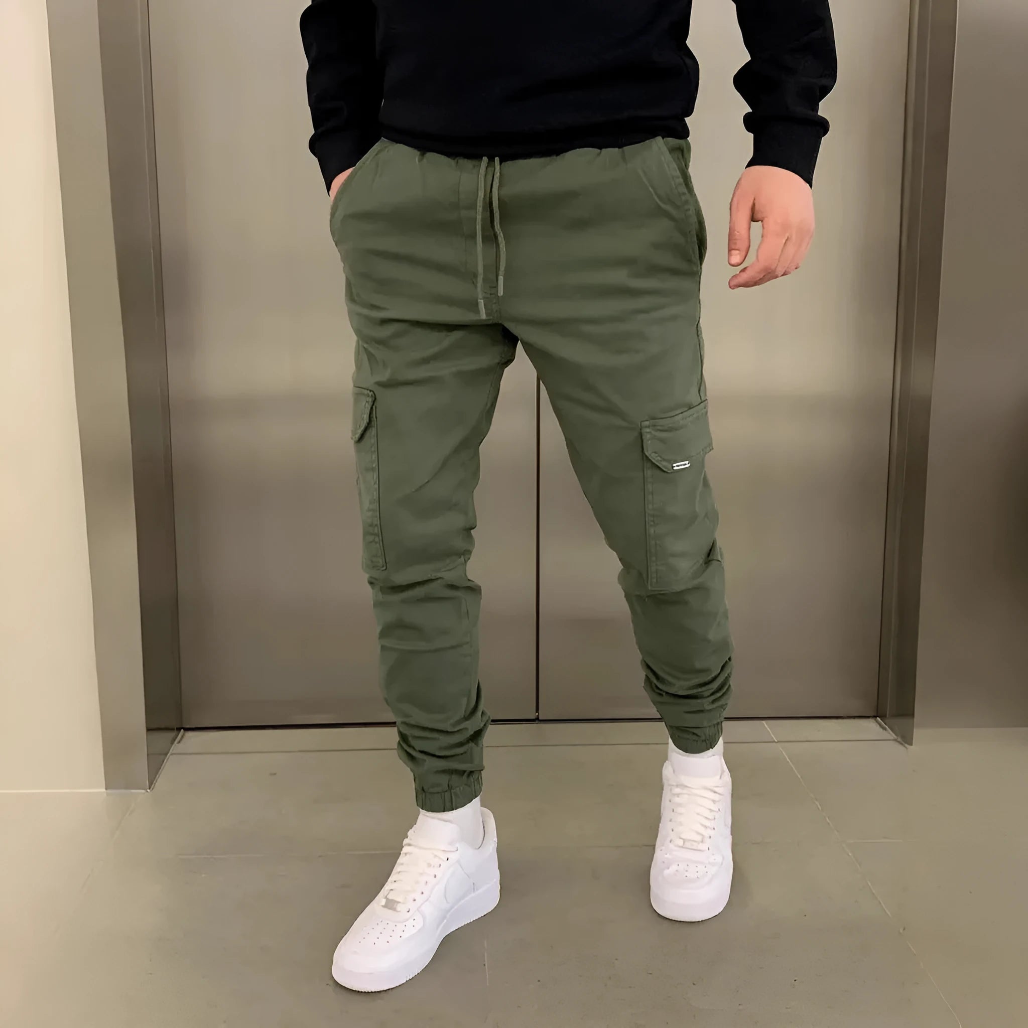 Men's straight-leg polyester trousers with elastic waistband and patch pockets in baggy loose fit