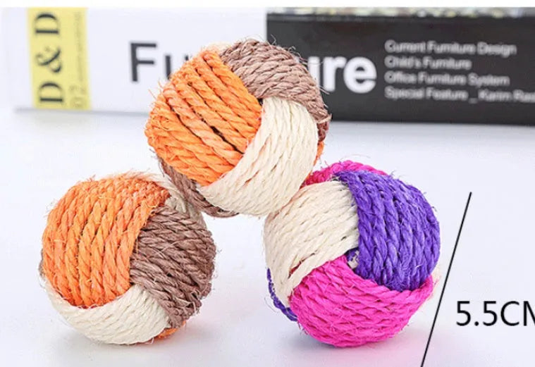 Three-color natural sisal cat bite toy ball 26g 6cm diameter on neutral background