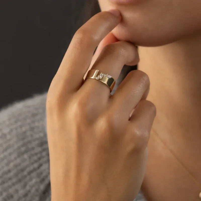 Gold-colour women's ring with shining zircon stone on copper base