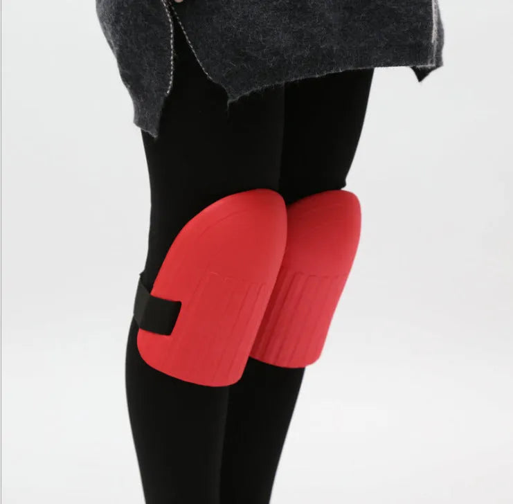 A pair of black EVA foam knee pads for gardening, measuring 19cm by 15cm.