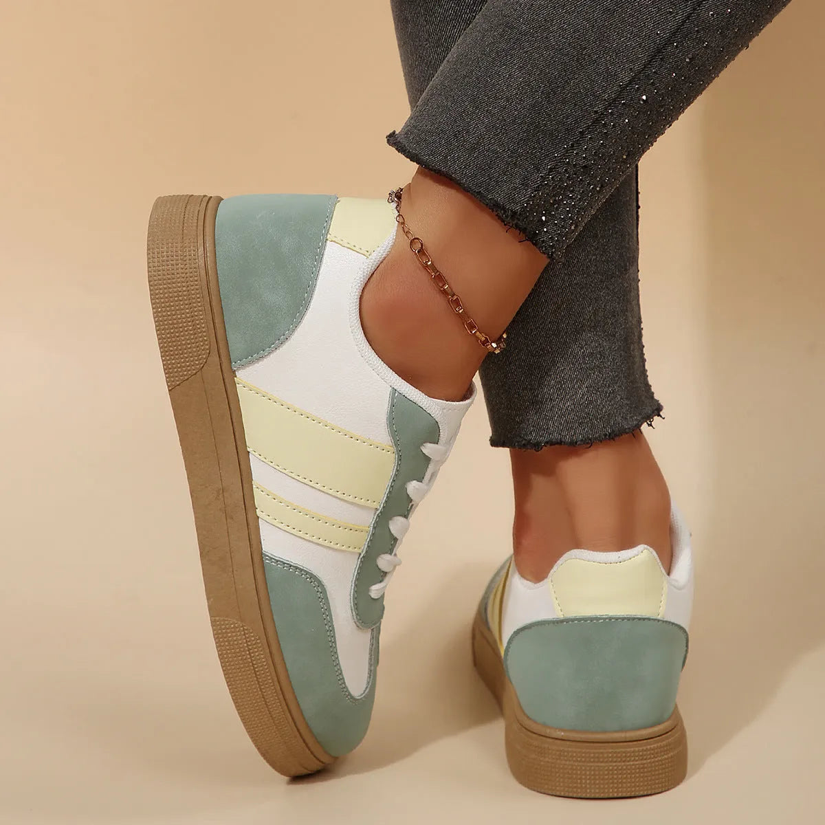 Assorted colours retro sports women's shoes white low top casual pumps with cross straps and rubber sole
