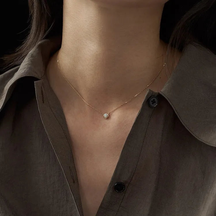 Oval geometric pendant necklace in S925 silver with gold or white gold plating on model