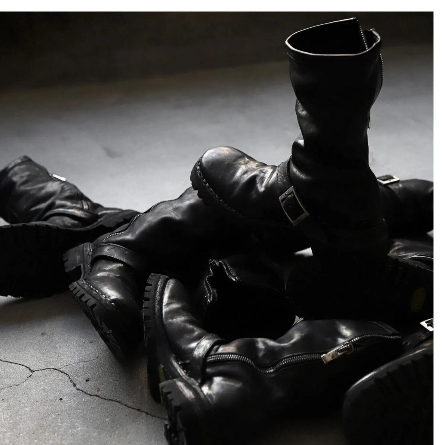 Men's dark retro Martin boots with side zipper in black and leather black colours