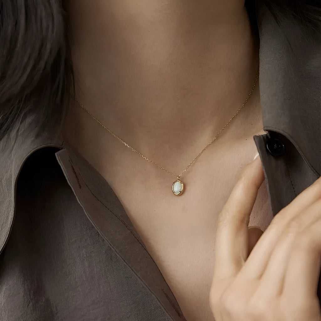 Oval geometric pendant necklace in S925 silver with gold or white gold plating on model