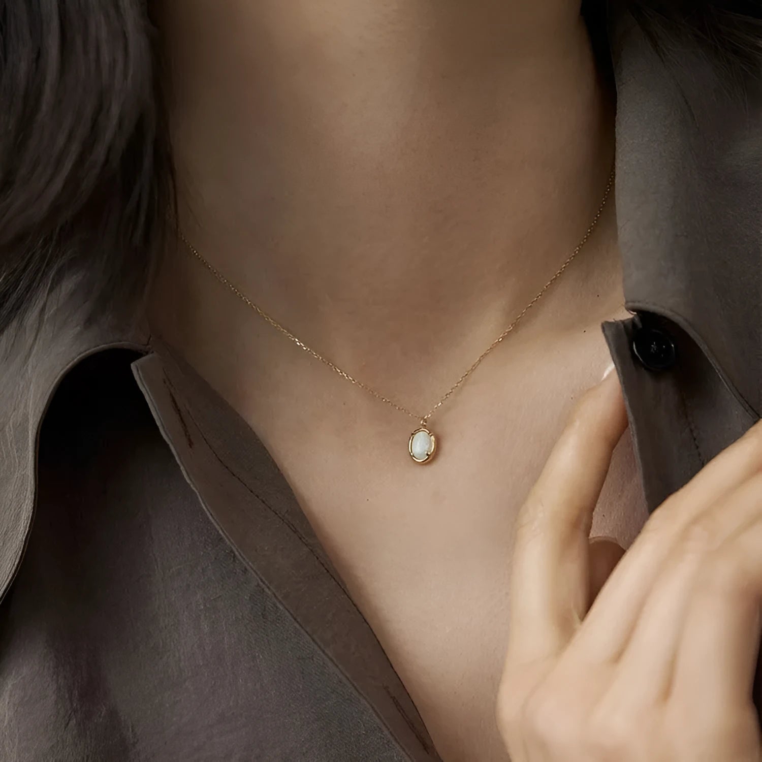 Oval geometric pendant necklace in S925 silver with gold or white gold plating on model