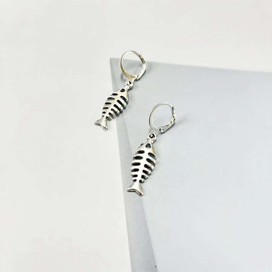 Retro-style alloy fishbone pendant necklace with adjustable chain and matching earrings.