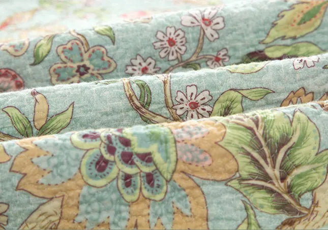 Blue cotton bedspread with American floral and bird pattern, quilted textile measuring 230x250 cm