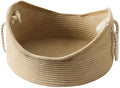 Wicker cat bed basket with integrated corrugated scratching board in natural material