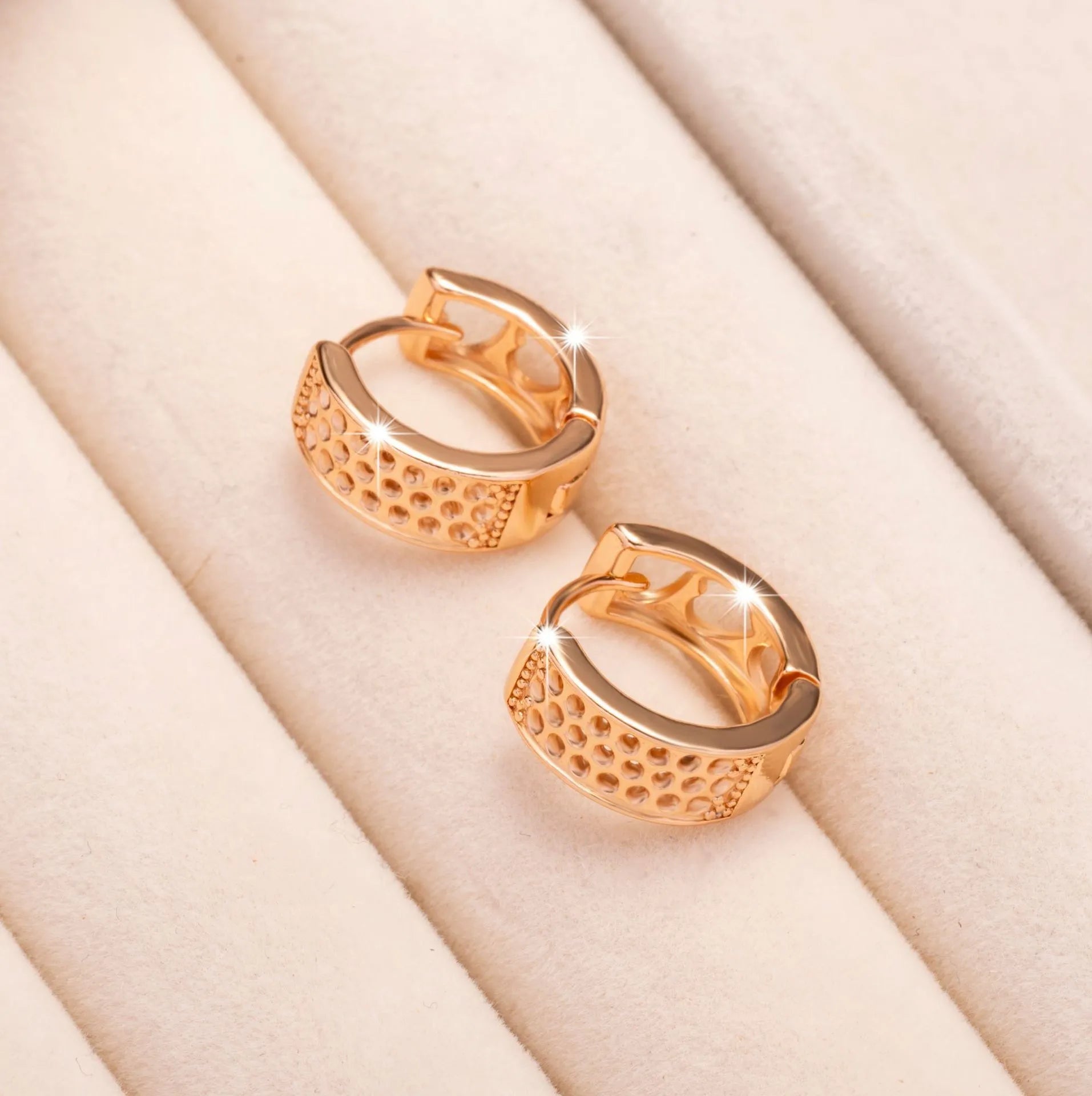 Rose gold hollowed-out heart-shaped women's earrings with circular silhouette