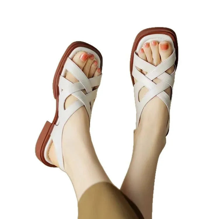 Women's patent leather beach sandals with square toe and cross-belt fastening