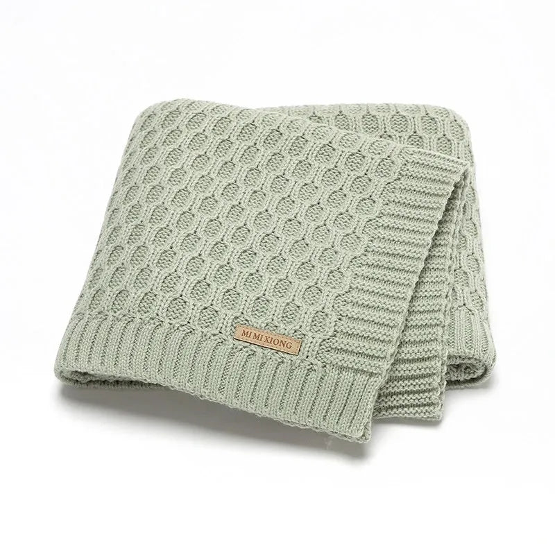 Solid colour infant hug blanket with three-dimensional lines pattern in acrylic fabric, 70×90cm.