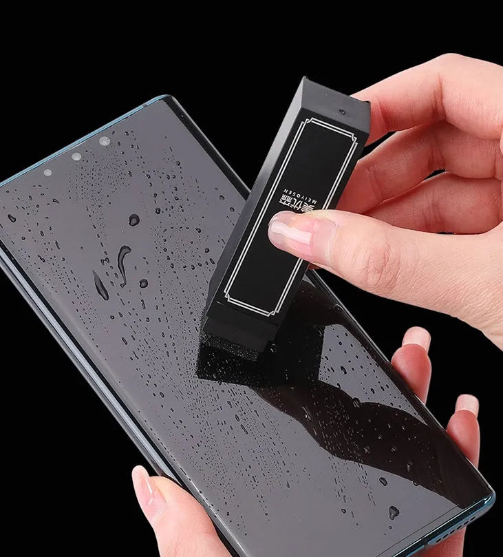Black pack of 40 disposable pre-moistened screen cleaning cloths for mobile phones.