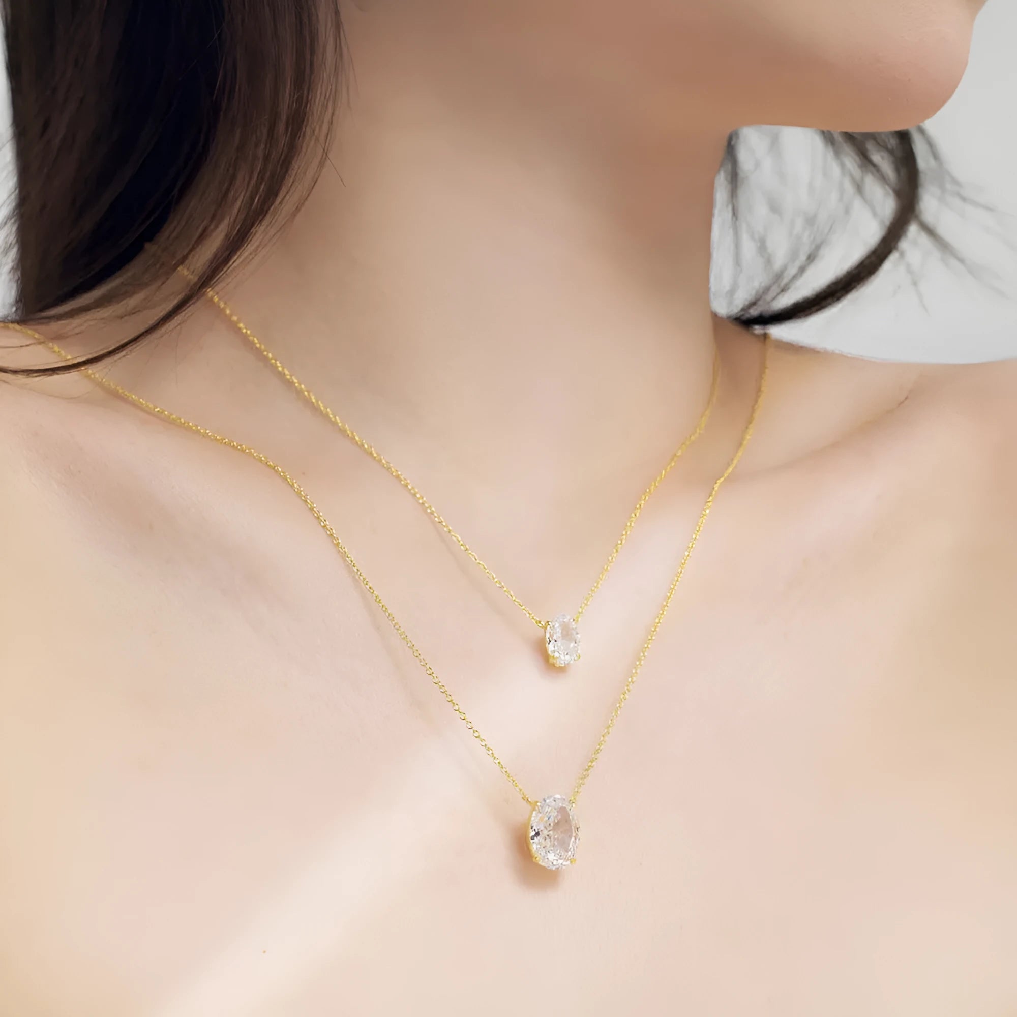 S925 sterling silver necklace with a geometric oval ice flower pendant, shown in gold and platinum finishes.