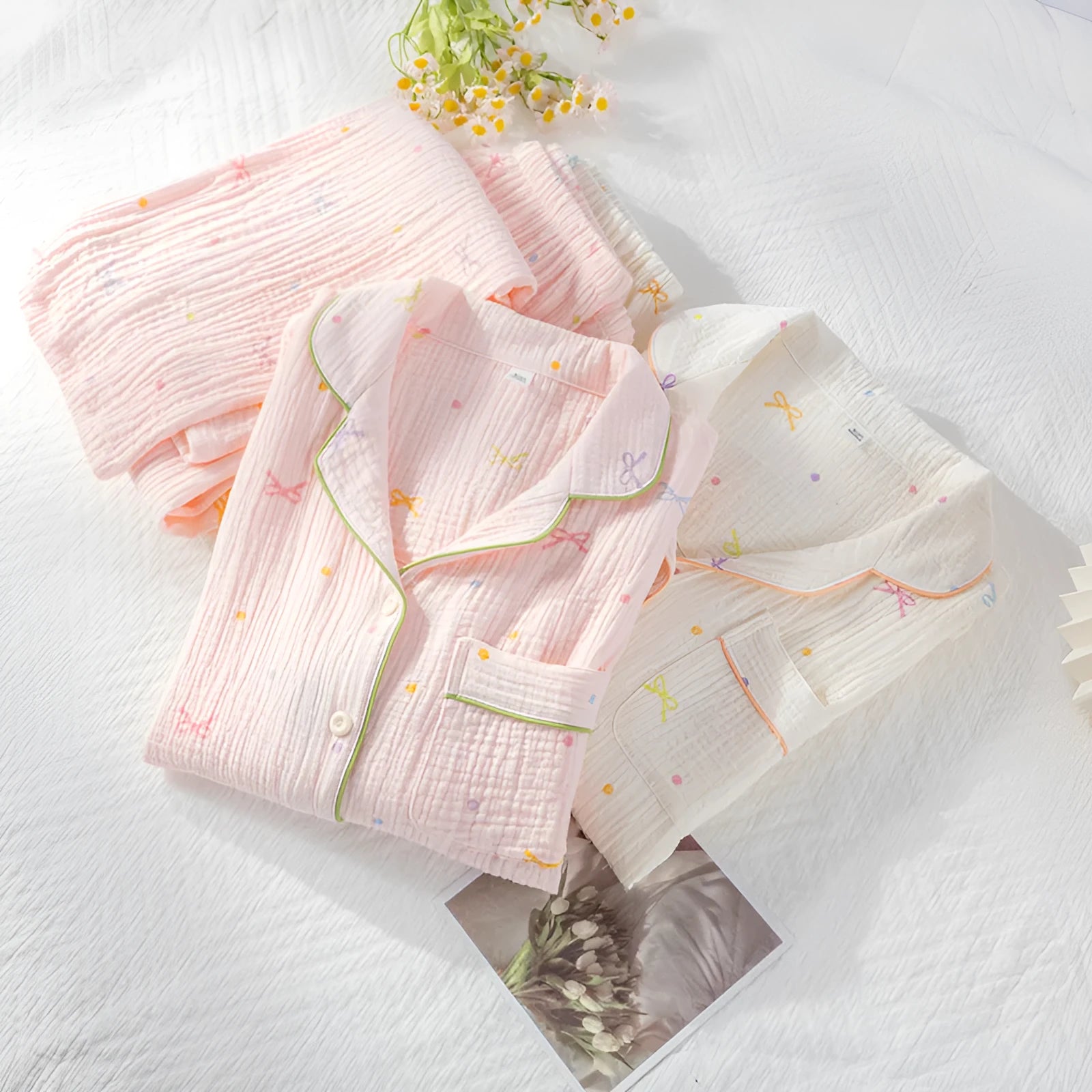 Women's cotton pajama set with long sleeves and trousers in lightweight crepe fabric