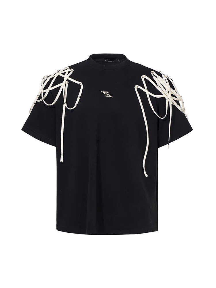 Black short-sleeved T-shirt with rivet ribbon padded shoulders and loose fit
