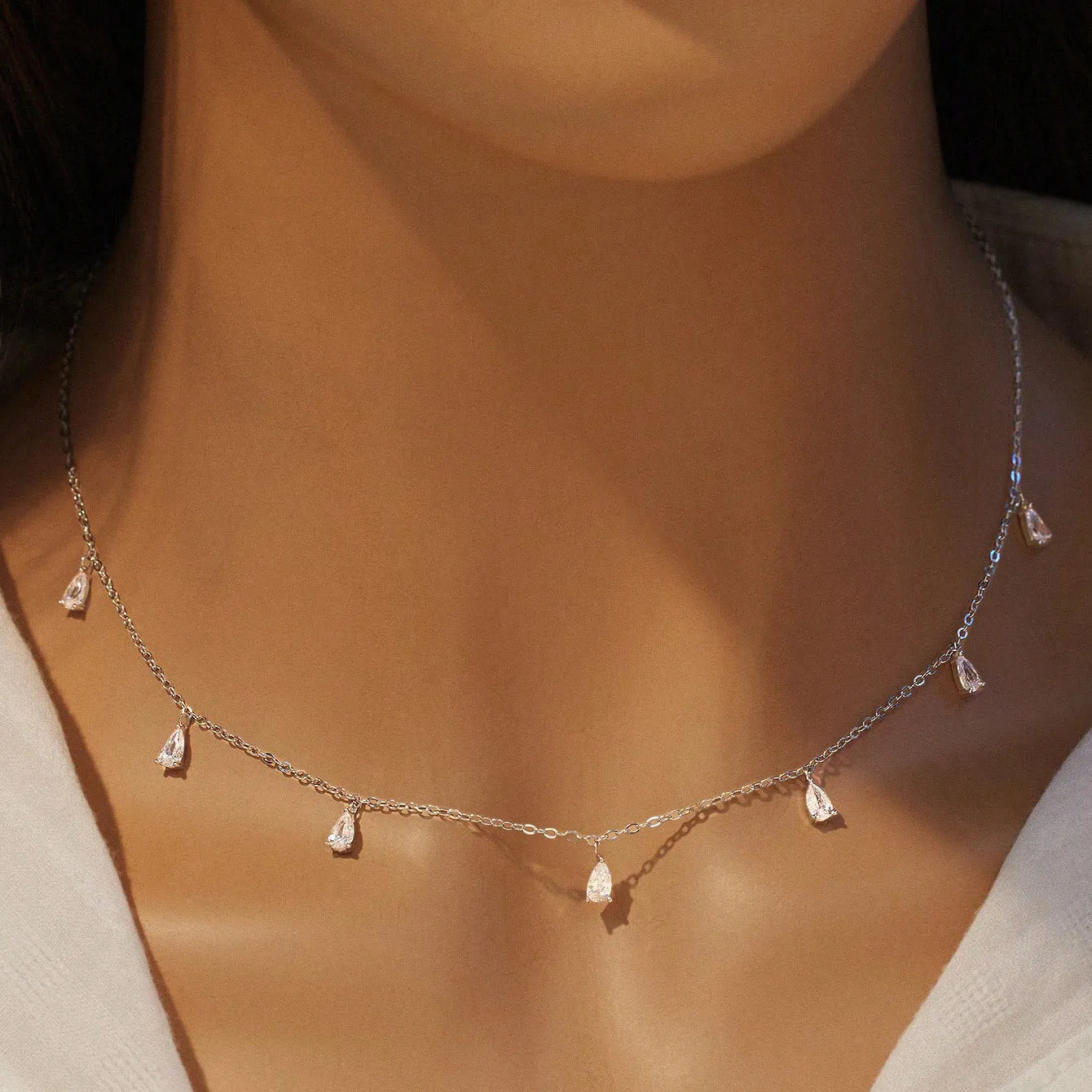 Gentle drop-shaped artificial zircon pendant on 925 silver O-shaped chain necklace