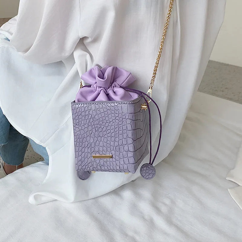 Small women's chain messenger bag in bucket style with zip opening