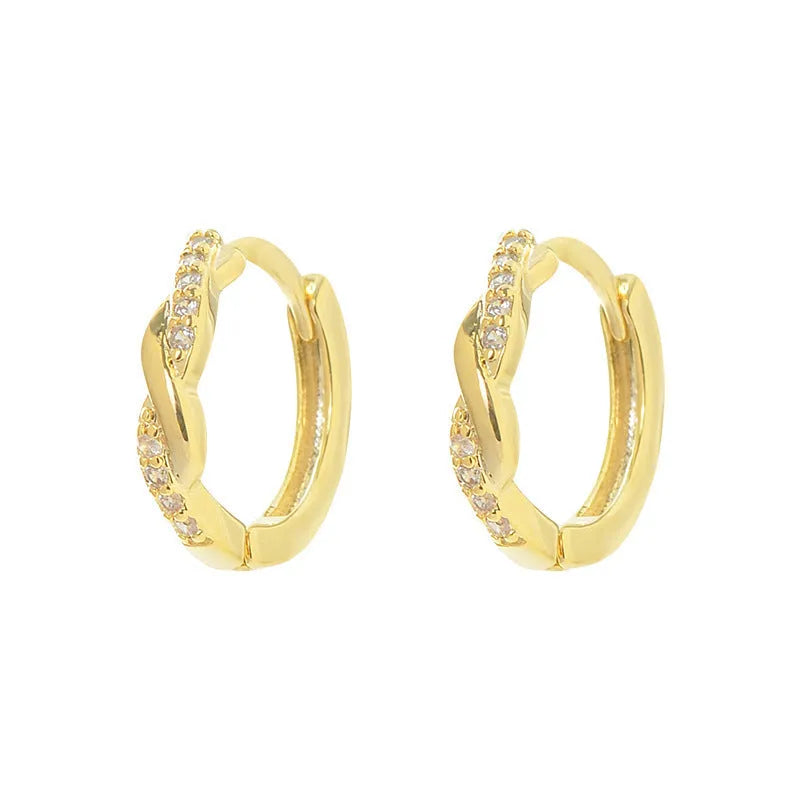 Women's geometric round earrings with interwoven hemp rope detail on a diamond-cut copper frame in gold colour.