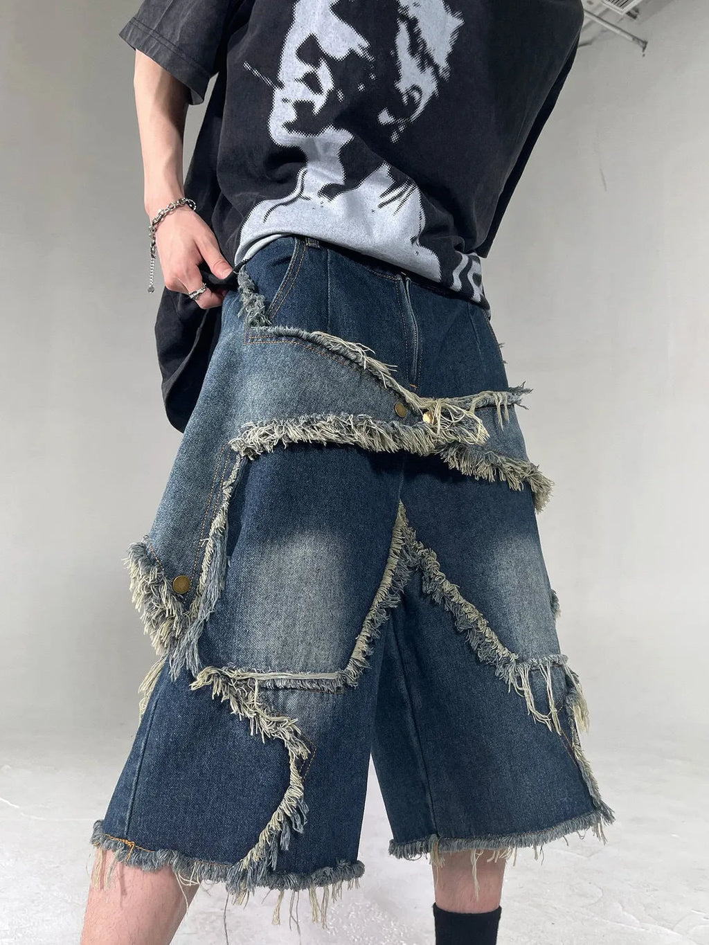 Blue cotton denim shorts with frayed edges and five-pointed star embroidery, loose fit design for men