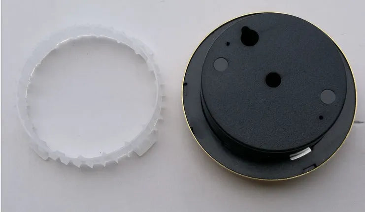 Analogue thermometer and hygrometer with aluminium casing showing temperature and humidity readings