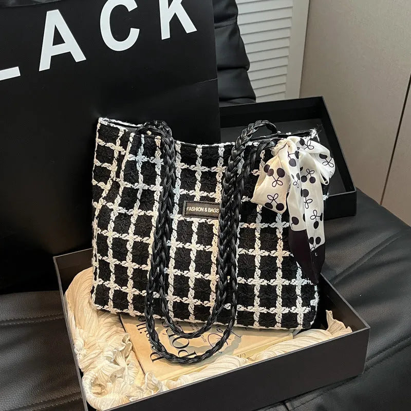 All-matching working commuter shopping shoulder bag in black with weaving details and sandwich pocket