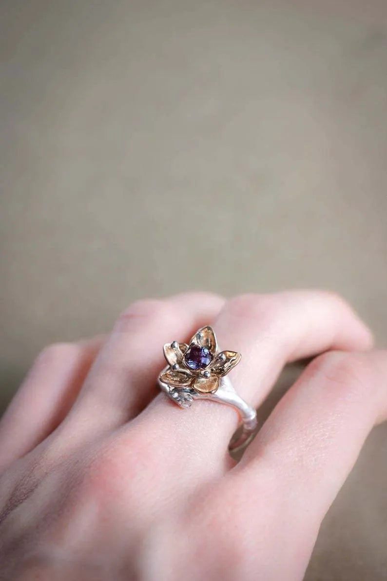 Women's two-tone silver alloy geometric floral ring on white background, simple style, size No 7