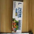 Set of resealable aluminium foil fresh-keeping bags in small, medium, and large sizes on a kitchen counter.