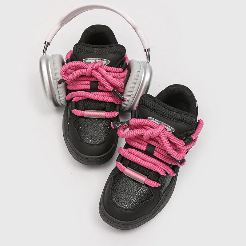 Casual low-top unisex shoes in solid colours with thick flat rubber sole and lace-up front