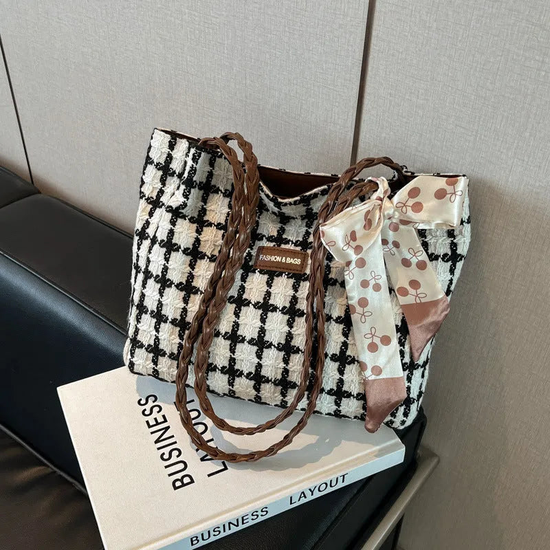 All-matching working commuter shopping shoulder bag in black with weaving details and sandwich pocket