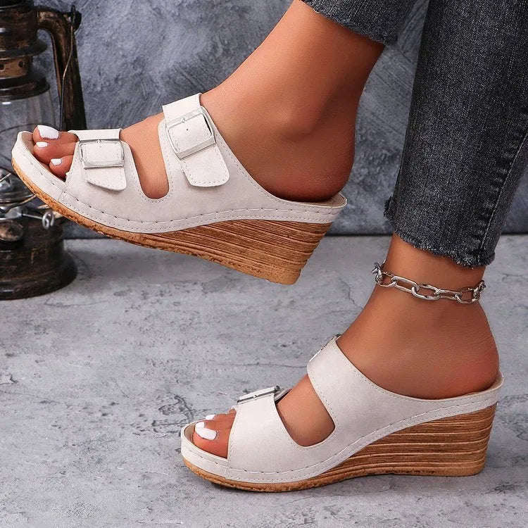 Women's outer wedge belt buckle beach slippers in creamy-white with PU upper and rubber sole