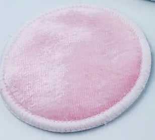 Set of four red and four blue velvet makeup remover pads next to a cotton mesh drawstring bag