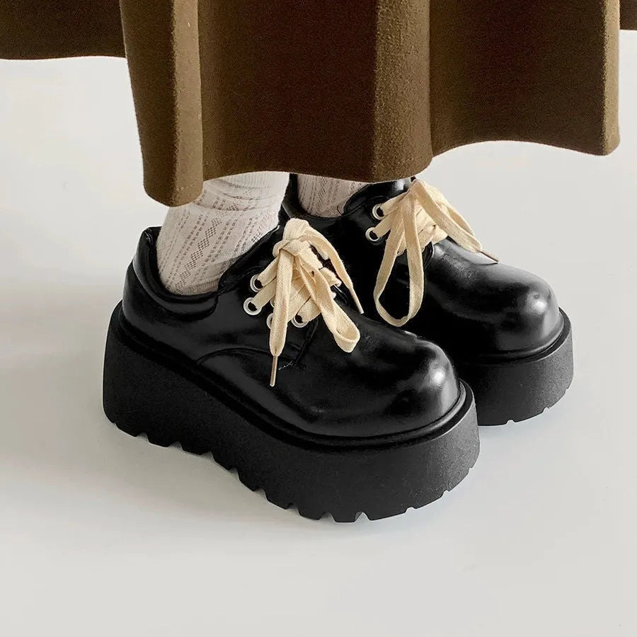 Matte black women's platform shoes with lace-up closure and 6-8cm block heel