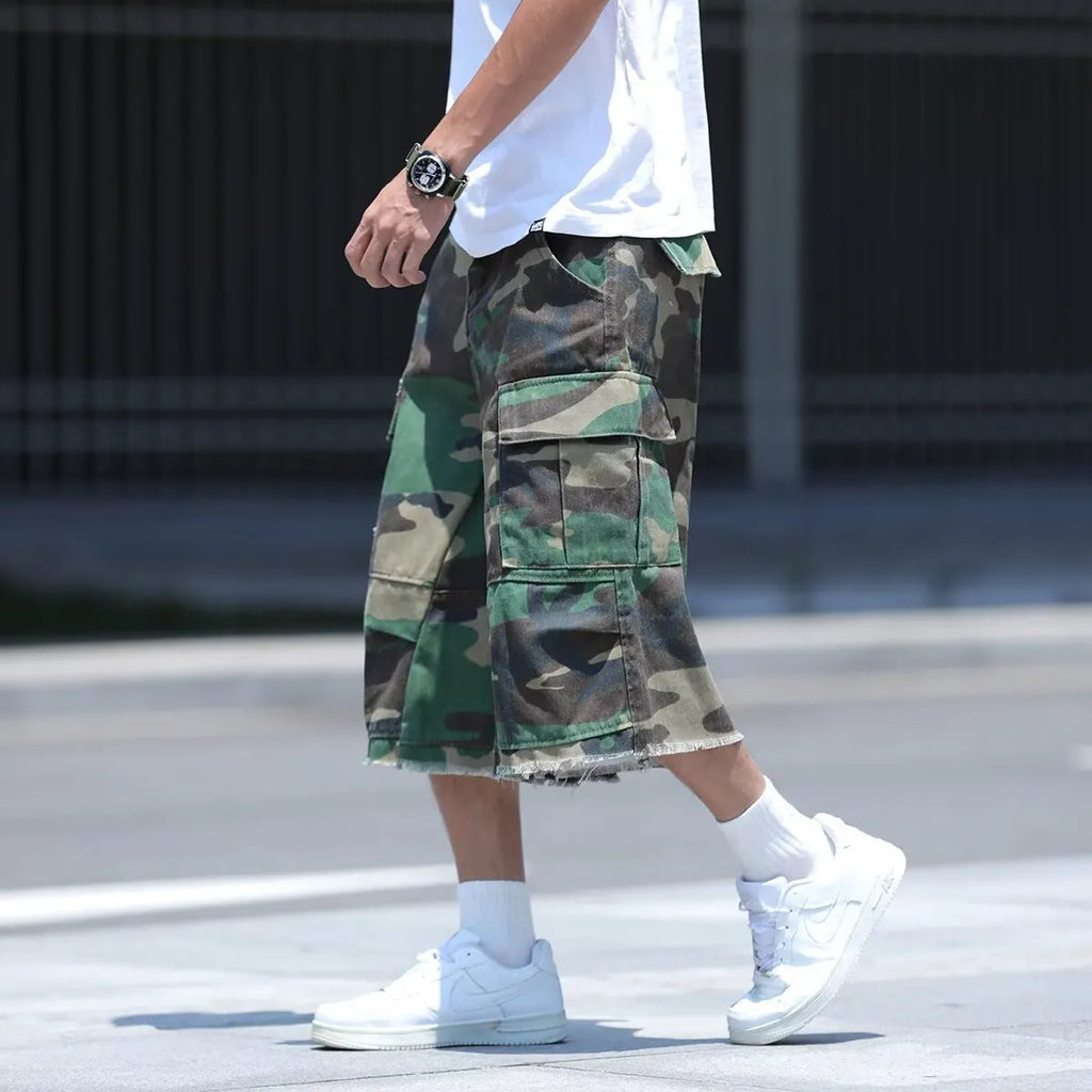 Men's camouflage shorts in American retro workwear style with loose fit and summer design